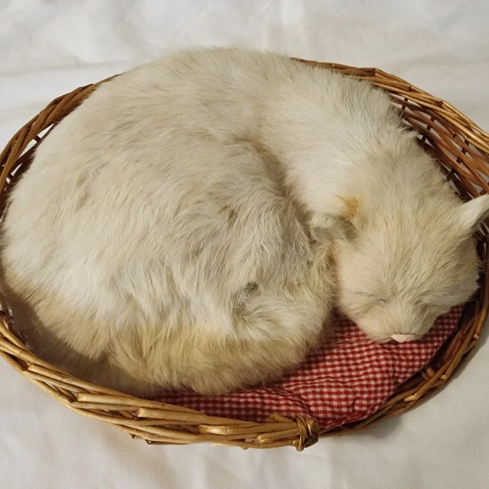 Realistic White Sleeping Cat in Basket Figurine Soft Real Feel Fur. SEE PHOTOS‎